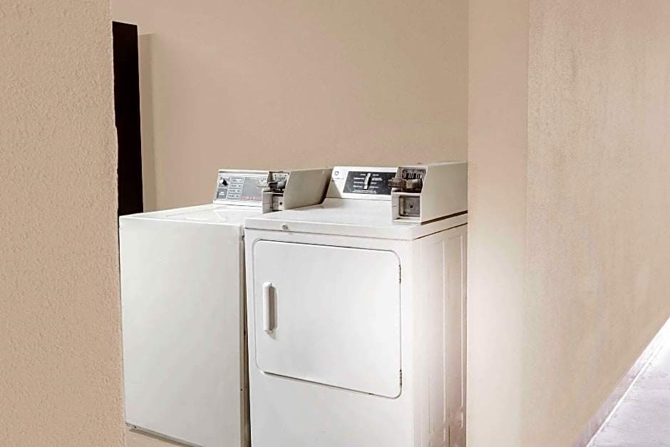 Super 8 By Wyndham Madison - Ridgeland Area