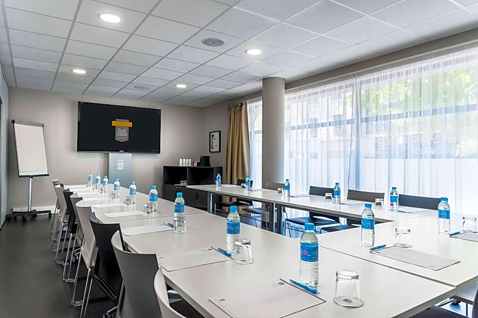 Best Western Plus Suitcase Paris La Defense