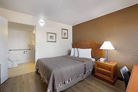 Queen Room - Mobility Access/Non-Smoking