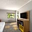 Days Inn and Suites by Wyndham Kansas City South