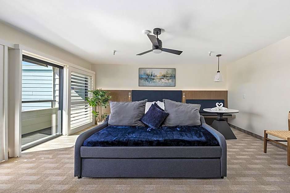 456 Embarcadero Inn & Suites