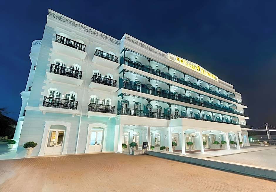 Rocks Hotel