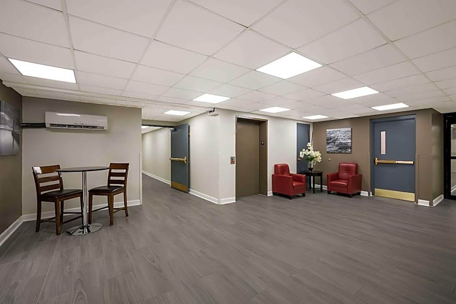 Suburban Studios Milwaukee Airport