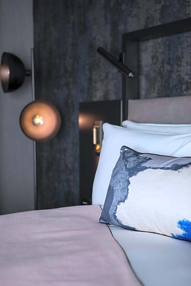 Montcalm East, Autograph Collection