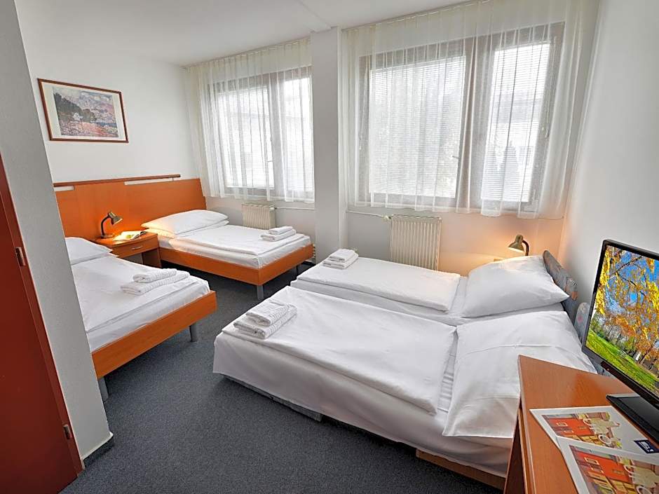 Photo 1 of 4 of Quadruple Room