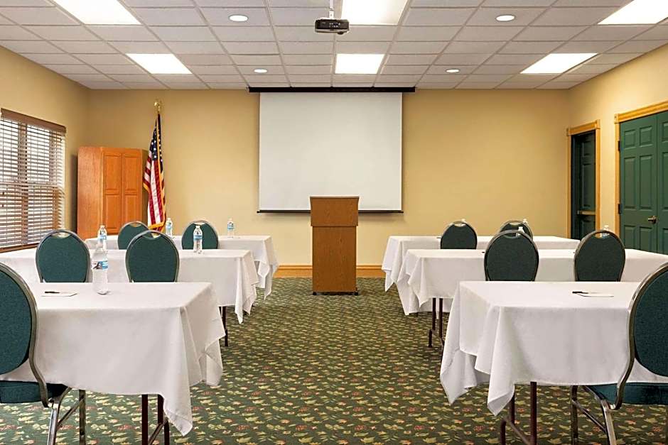 Country Inn & Suites by Radisson, Salina, KS