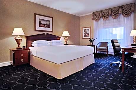 King Room with Lake View - Hearing Accessible