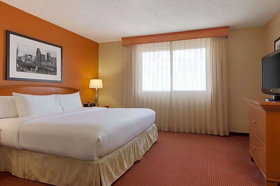 Embassy Suites By Hilton Hotel Kansas City-International Airport