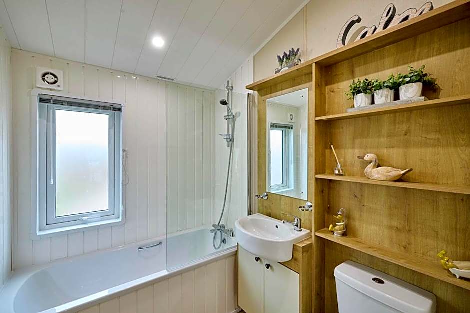 Heathery Lodge with Hot Tub