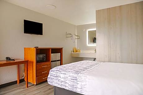 Queen Room - Non Smoking/Exterior Hall