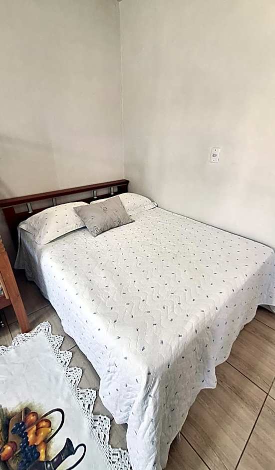 KITNET S2 em TORRES-RS - Na mais bela praia Gaúcha - Cozinha - Banheiro - Ar condicionado - TV smart 32' - Wi-Fi - Estacionamento - Anfitriã Superhost no BnB