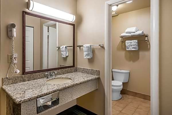 Clarion Inn Near Jblm – Tacoma, WA