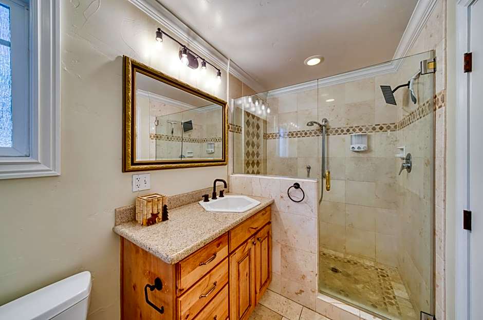 Moose and Maple Lodge