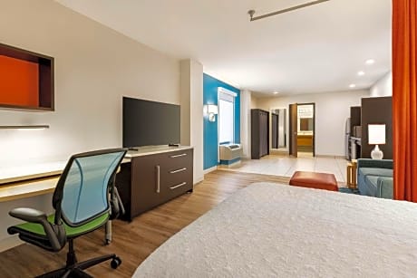 Queen Studio Suite - Hearing Access/Non-Smoking