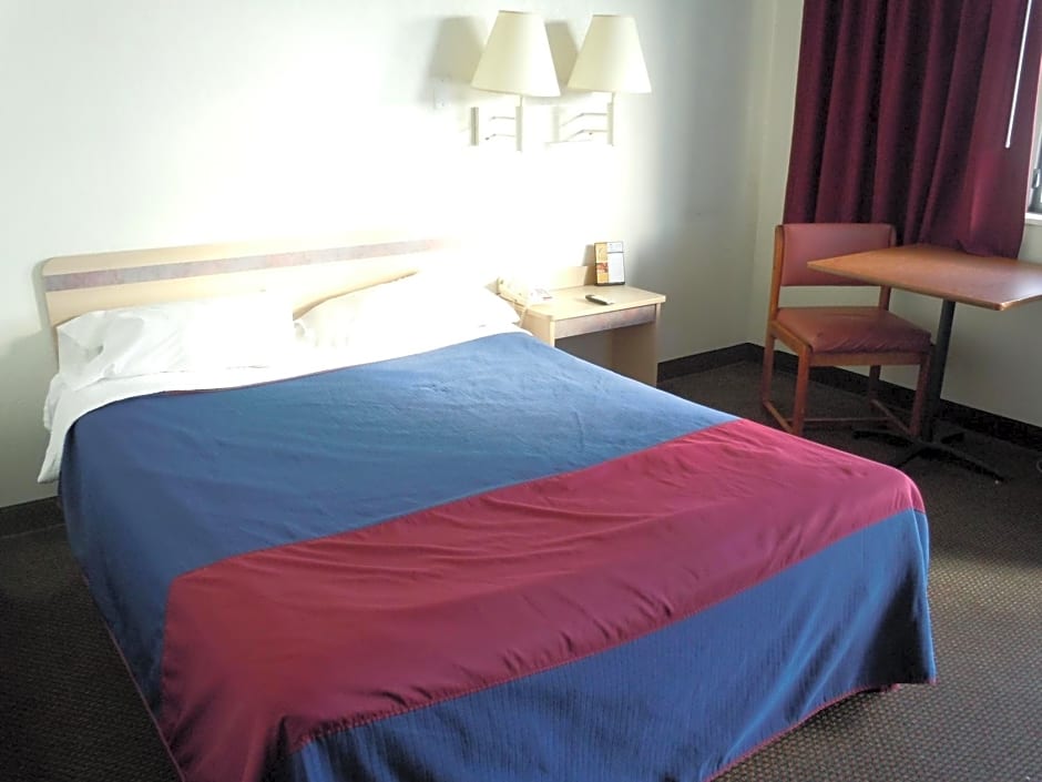 Travelodge by Wyndham Grand Rapids North