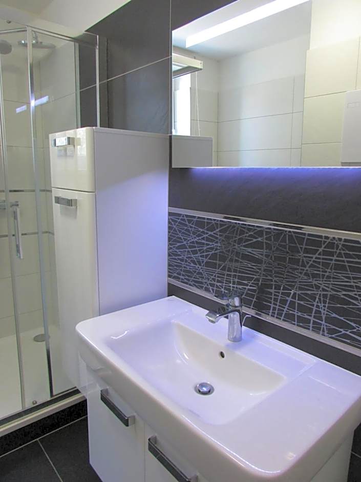 Martin City Stay - Elegant Apartment with Private Parking