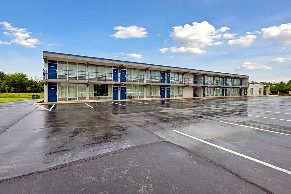 Relax inn by OYO Greeneville Near Hwy US-321