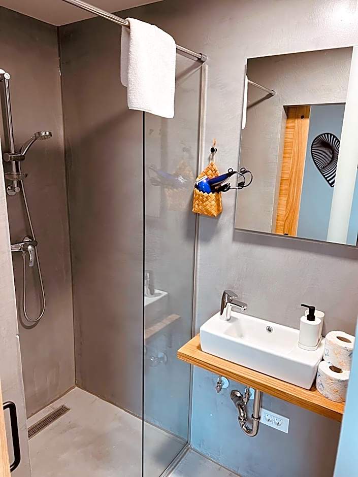 PJ Hotel Cerklje - 5min to Airport - Free Parking