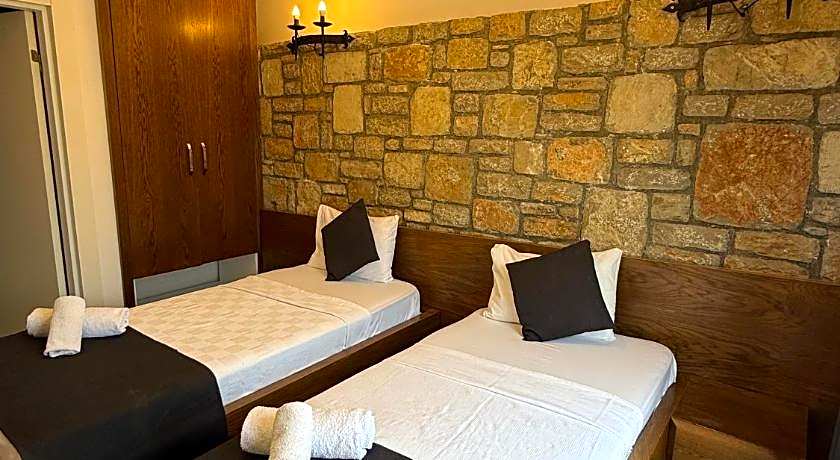 WB WEEKEND HOTEL AND SUITES