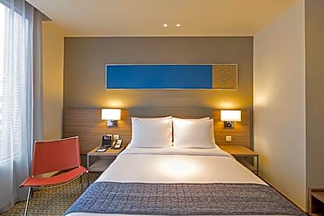 1 Queen Standard Front of Building With Free Breakfast