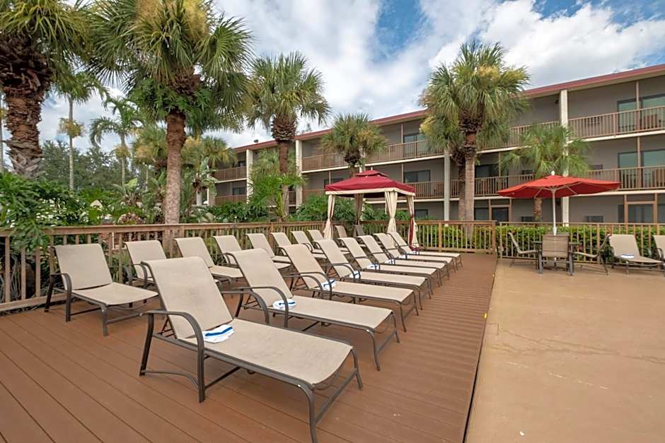 Red Roof PLUS+ & Suites Naples Downtown-5th Ave S