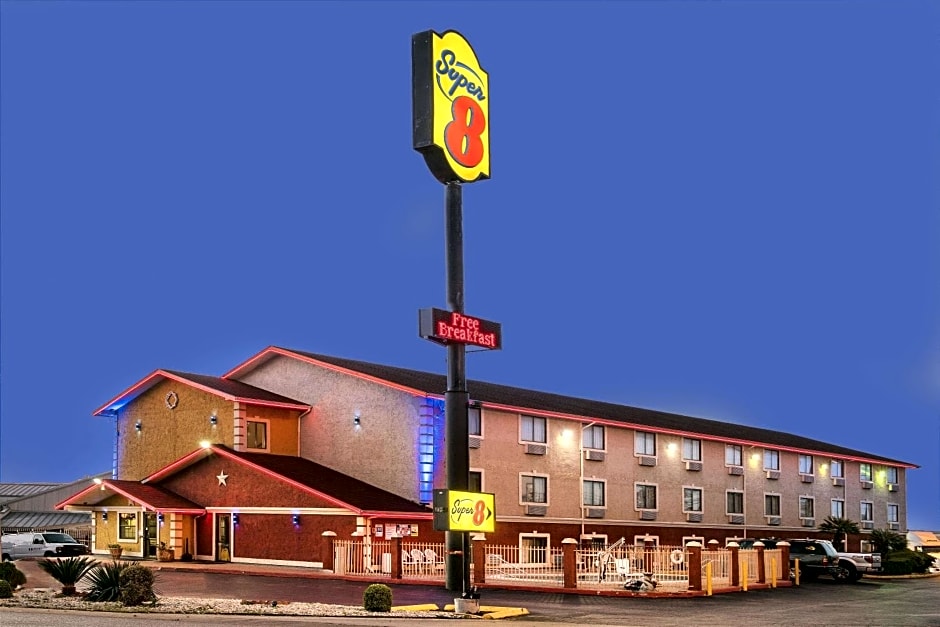 Super 8 by Wyndham San Antonio/I-35 North