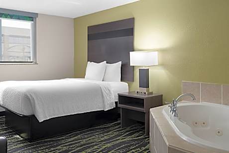 Queen Suite - Non-Smoking