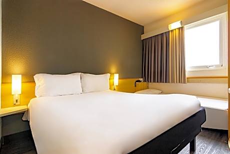 Standard  Room with 1 Double bed and 1 Small bed