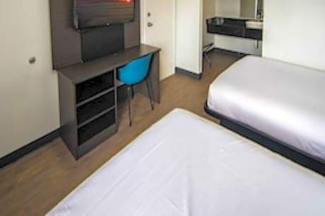 2 Double Beds