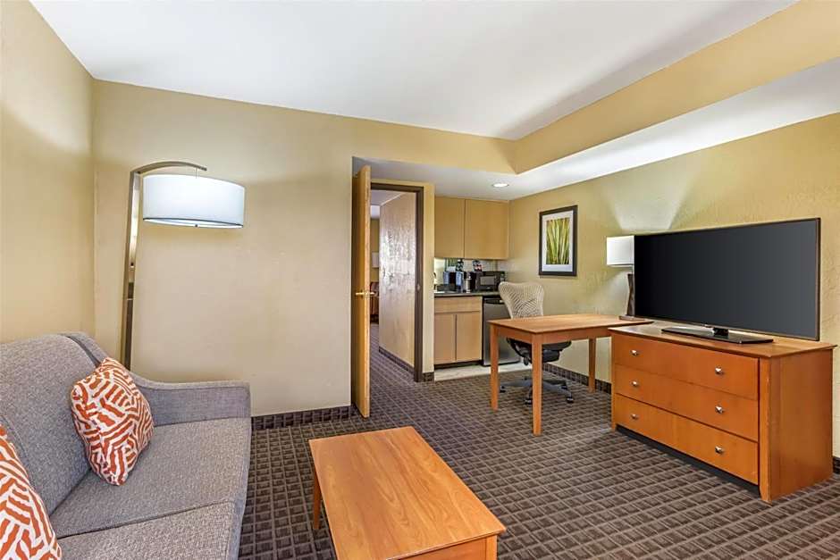 Best Western Plus Scottsdale Thunderbird Suites