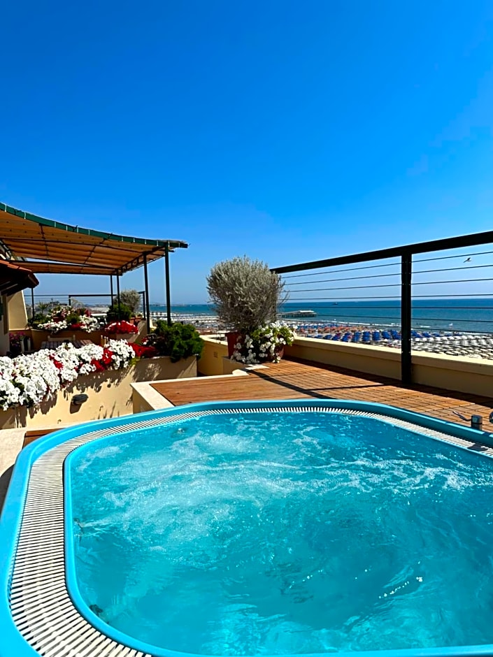 Piccadilly Penthouse with Jacuzzi