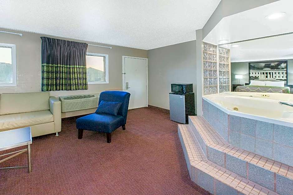 Super 8 by Wyndham Millbury/Toledo