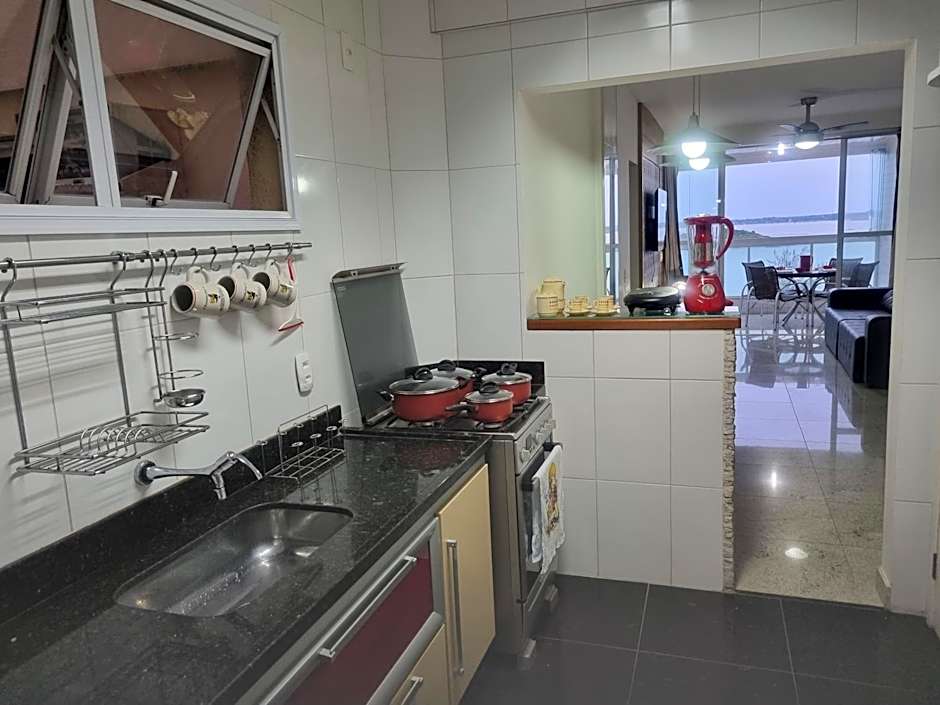 Apartamento Frente para o Mar - Varandão com Blindex - Vista Total para o Mar - 1 Suite e mais 2 Quartos-Ar Condicionado - 2 Vagas - BEIRA MAR - 70 metros da Praia ,TVS SMART GERAL -WI-FI -DISNEY PLUS-OUTROS- PORTARIA 24 HORAS-KIT PRAIA 4 PESSOAS