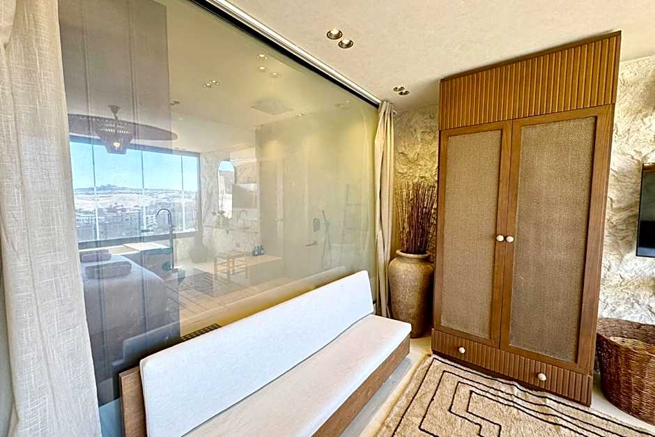 The 2 BDR Pyramids Vista w Bathtub