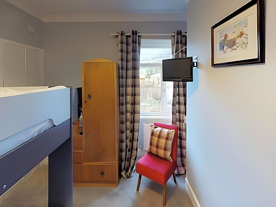 Foto 1 di 4 di The Bunk Bed Room-Twin room-Modern-Ensuite with Shower