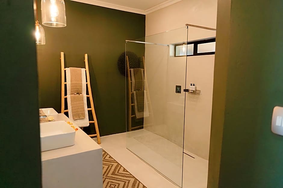 Bambuu Lakeside Lodge