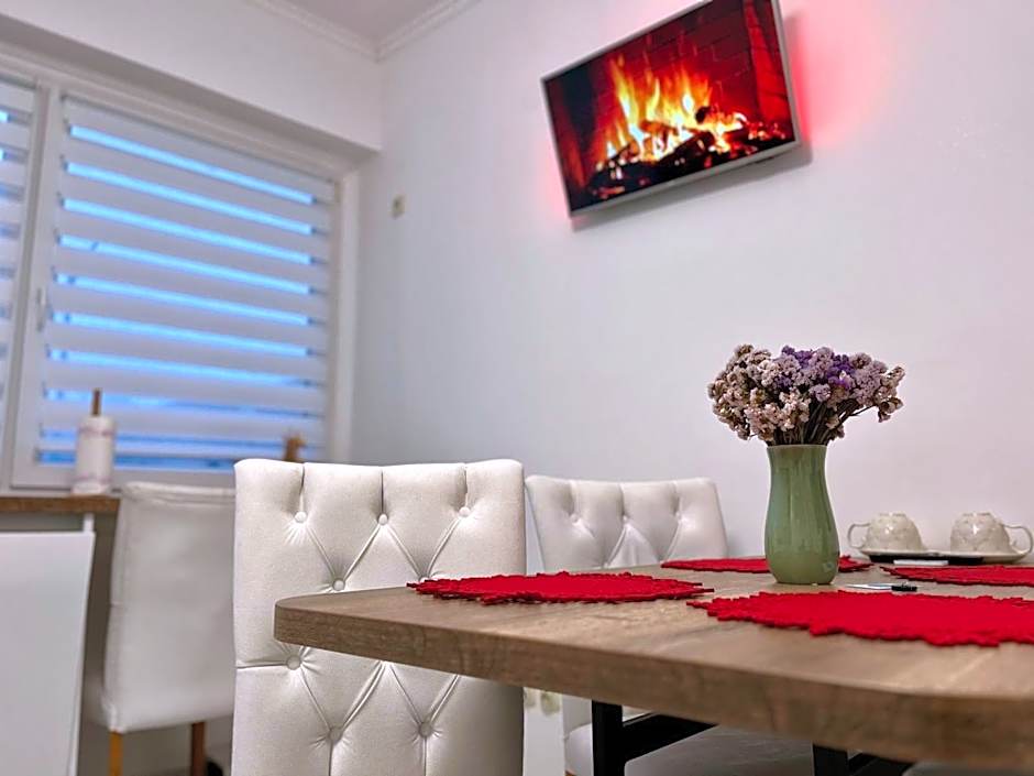 La Luna Premium Deluxe Apartment with Pool & Jacuzzi, Bikes and Secured Parking