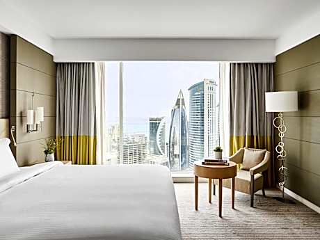 1 BEDROOM APARTMENT, King Size Bed, Living and Dining Room Kitchen, Balcony