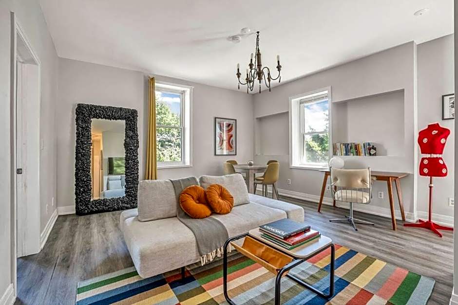 Chic Mid-Century Flat Downtown