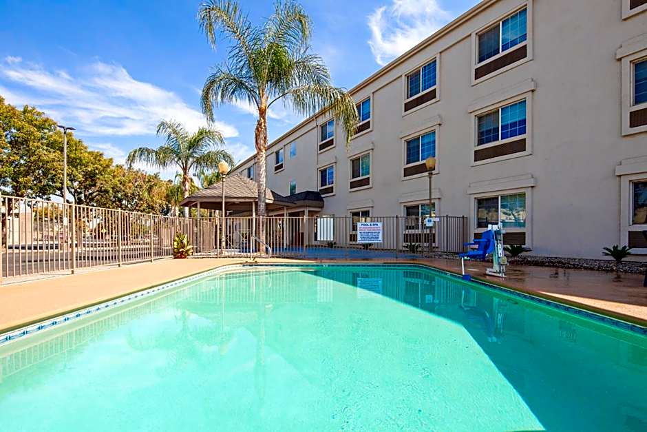 Holiday Inn Express and Suites Tulare By IHG