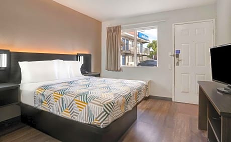 1 Queen Bed | ADA/RI Shower
