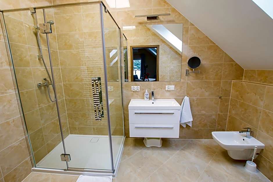 Dwór Skalny Apartamenty, Pokoje i Restauracja Karczma Skalna