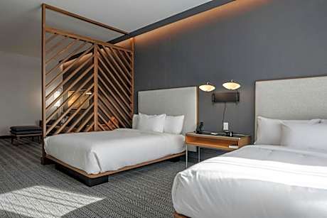 Queen Suite with Roll-In Shower - Mobility Accessible