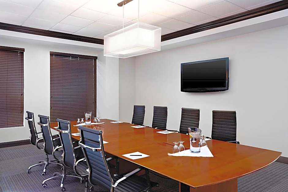 Four Points By Sheraton Hotel & Suites Calgary West