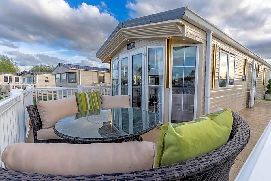 Tattershall VIP Retreat - Hot tub, stunning lakeside views, newly refurbished to an amazing 5 star standard