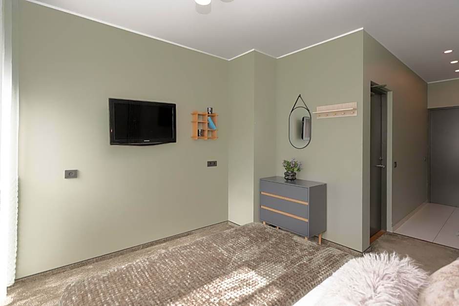 Happy Inn Rooms & Suites
