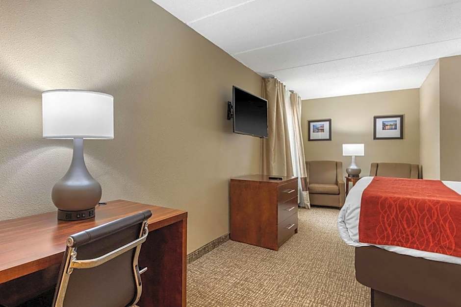 Comfort Inn & Suites Hamilton Place