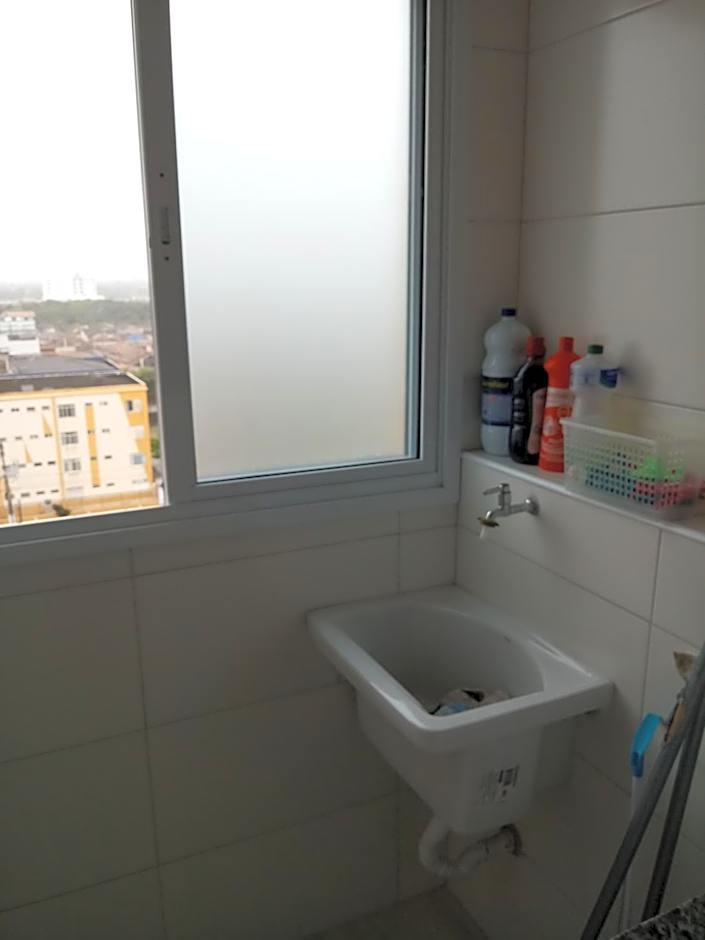 Prédio com piscina na cobertura frente ao mar, apartamento para até 6 pessoas e 3 crianças até 8 anos, churrasqueira na sacada, Wi-Fi grátis, NÃO oferecemos roupas de cama e banho, 1 vaga de garagem, na Praia Grande-Vila Mirim