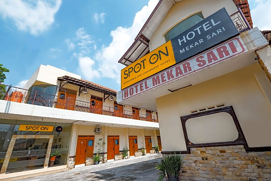 SPOT ON 2011 Hotel Mekar Sari