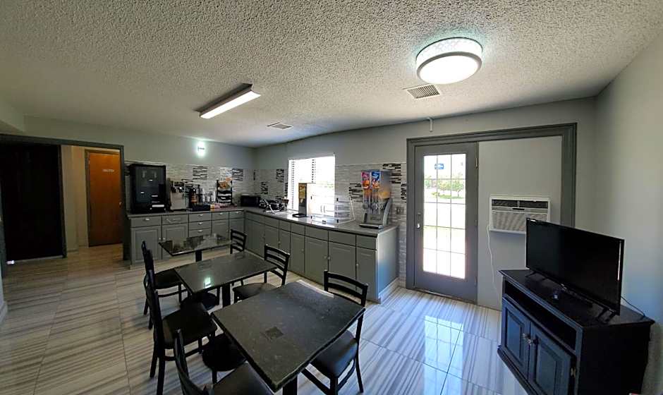 Super 8 by Wyndham Kansas City Airport North